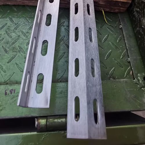 304不锈钢角钢定制指南 冲孔加工与加厚型材应用解析